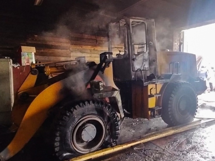 Технику пришлось спасать от огня в Хакасии