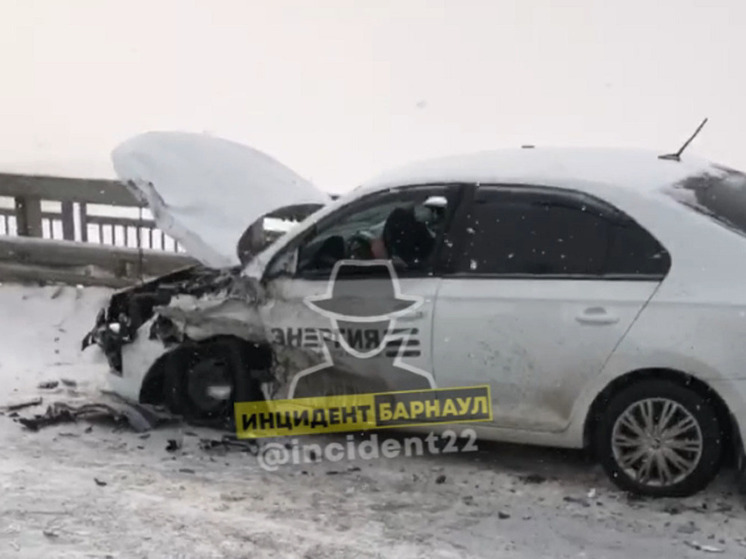 Серьезное ДТП парализовало движение на Старом мосту в Барнауле