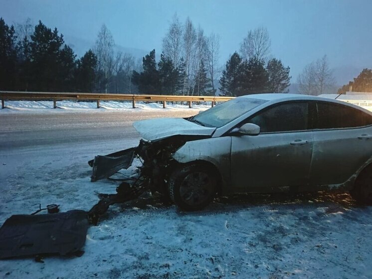 На Алтае водитель легковушки не справилась с управлением и влетела в отбойник