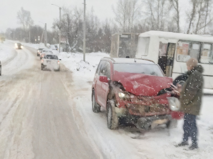 В Бердске автобус с пассажирами столкнулся с легковым автомобилем