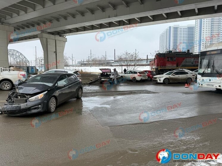 В центре донской столице под мостом Сиверса столкнулись 5 автомобилей
