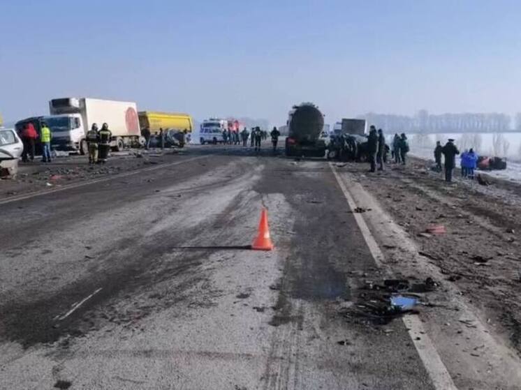 В страшной аварии под Курском столкнулись 11 машин и погибли четыре человека