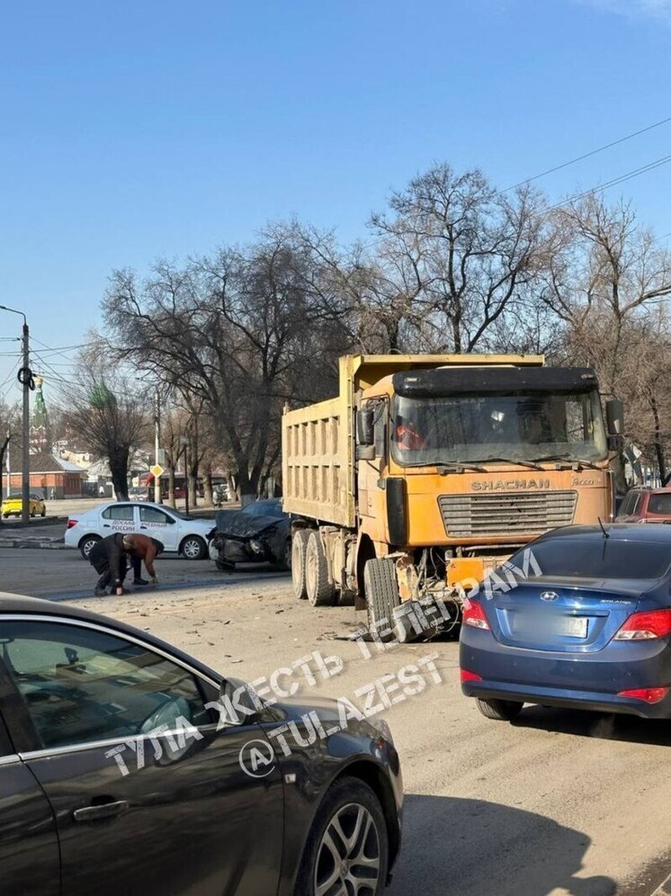 В Туле на Оборонной улице грузовик Shacman врезался в легковое авто