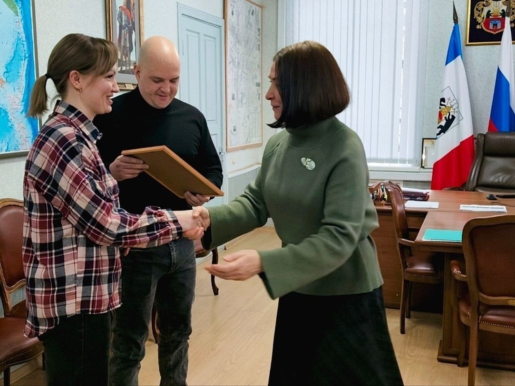 В Старой Руссе многодетная семья Объедковых получила жилищный сертификат