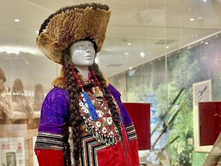 Праздничную шубу и шапку невесты показывают в главном музее Хакасии
