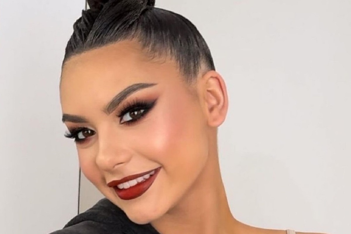 Гимнастка позировала босиком