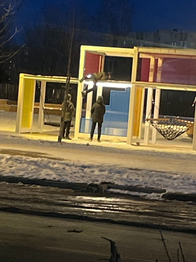 В Тверской области детей обвинили в порче новой площадки