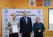 Две молодые семьи, живущие в Парфинском районе, получили сегодня сертификаты, средства которых можно направить на улучшение жилищных условий, сообщил на своей странице ВКонтакте глава района Александр Залогин