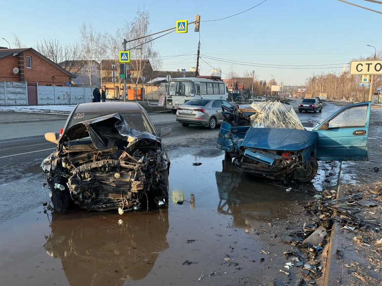 В Орле водитель без прав вылетел на встречку и спровоцировал ДТП с пострадавшими