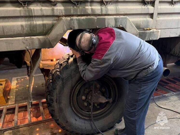 Тульские сотрудники МЧС отремонтировали автомобиль из зоны СВО