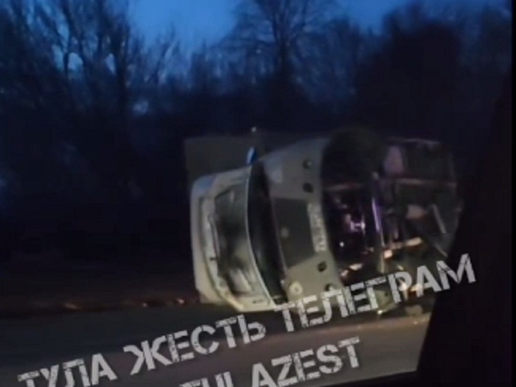 По Тулой после ДТП с «легковушкой» на трассе М-2 перевернулся грузовик