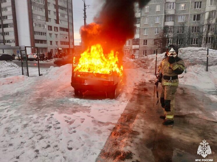 В Мончегорске во дворе дома сгорел автомобиль