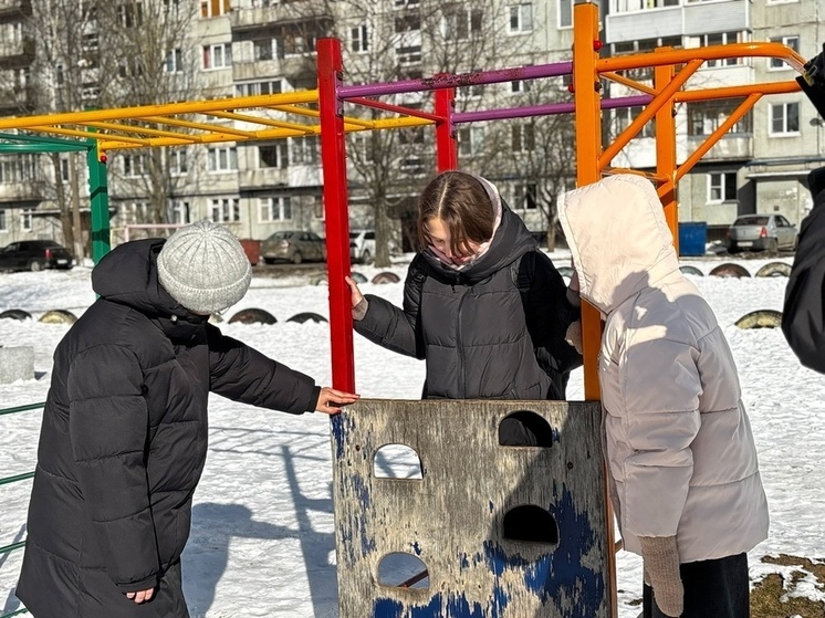 В Великом Новгороде обнаружили аварийные элементы на детских площадках