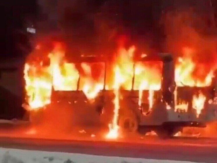 На Алтае дотла сгорел пассажирский автобус
