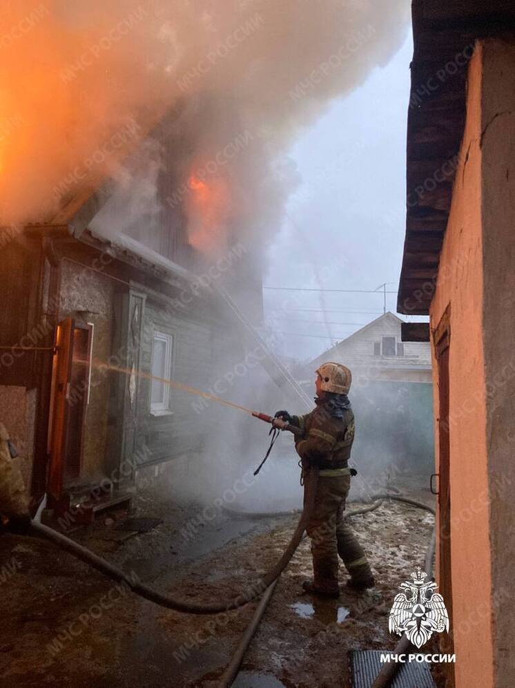 В Твери огнеборцы тушат горящий одноэтажный дом