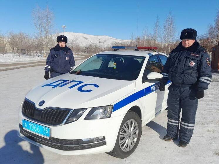 Полицейские помогли пассажирам сломавшегося автобуса в Забайкалье