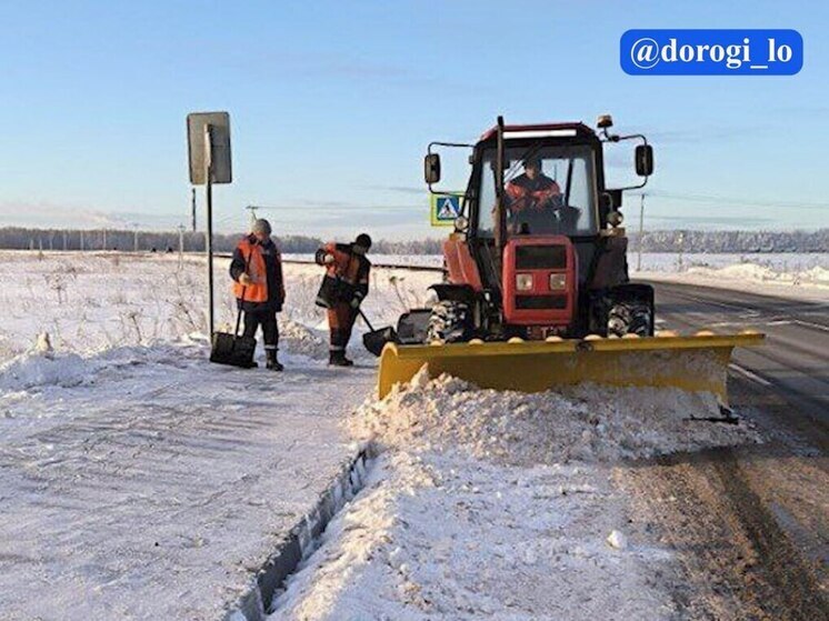 Дорожники Ленобласти продолжают расчищать дороги в регионе