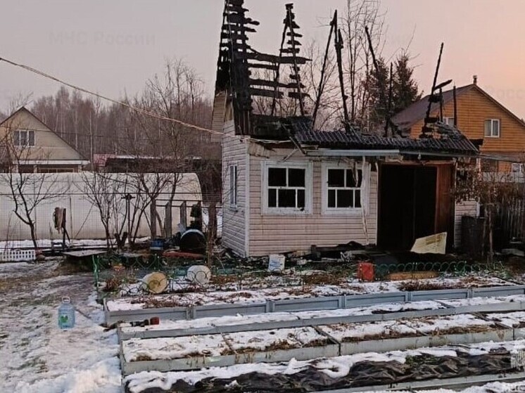 Восемь спасателей тушили бытовку в Боровском районе