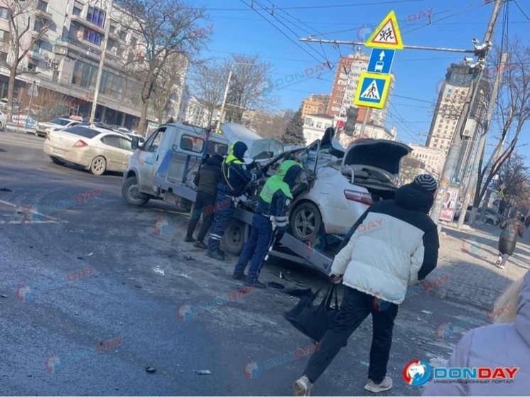 В центре Ростов двое парней пострадали в ДТП, пытаясь оторваться в погоне от ДП