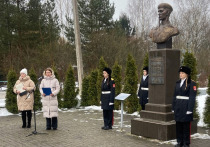 Каждый год в сквере Героев в Холме проходит митинг памяти героев шестой роты