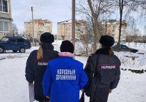 Сотрудники МО МВД РФ «Новгородский» и народные дружинники Лесновского сельского поселения обошли дома местных жителей, чтобы провести с людьми беседы о мошенниках, самых распространенных способах обмана, и о том, как не попасться на крючок злоумышленников, сообщила пресс-служба УМВД РФ по Новгородской области