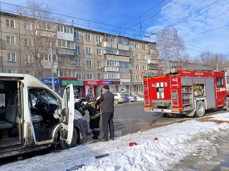 В Челябинске загорелось маршрутное такси с пассажирами