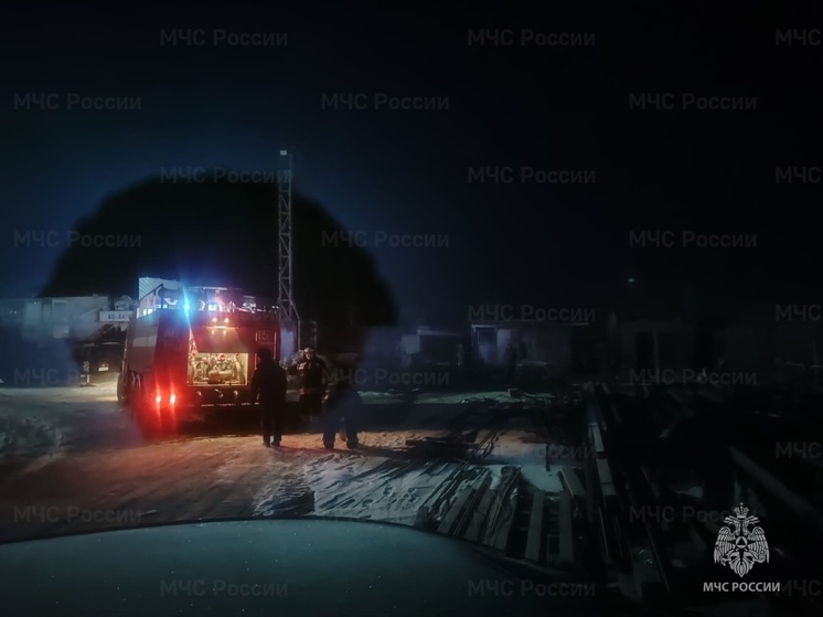 Четверо пожарных минувшей ночью тушили бытовку в Медынском районе