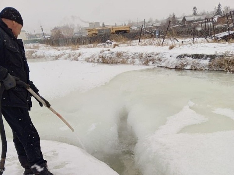 В селе Хакасии лед на местной реке поливают кубометрами кипятка