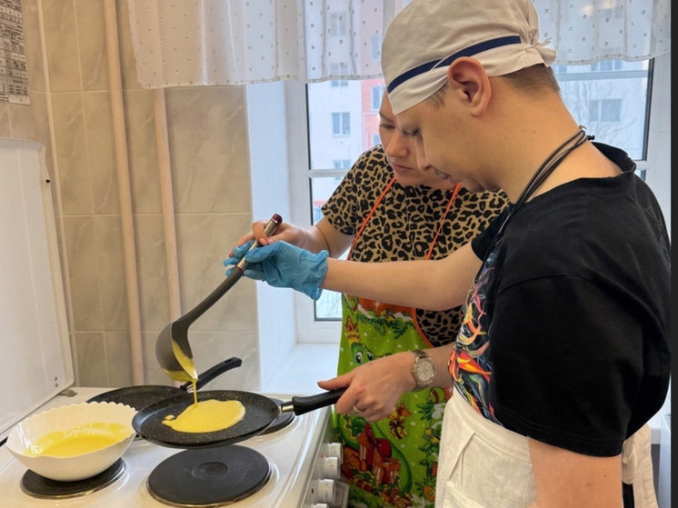 В Североморске ребята с особенностями развития приготовили цветные блины к Масленице