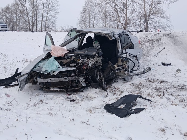 Два человека пострадали в лобовом столкновении на трассе в Хакасии