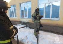Сегодня пожарные потушили условный пожар, «вспыхнувший» в слесарной мастерской на первом этаже адаптированной школы № 3 в Старой Руссе, сообщила пресс-служба ГУ МЧС РФ по Новгородской области