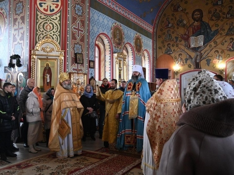 Митрополит Исидор отслужил литургию в Николо-Георгиевском храме в Смогирях