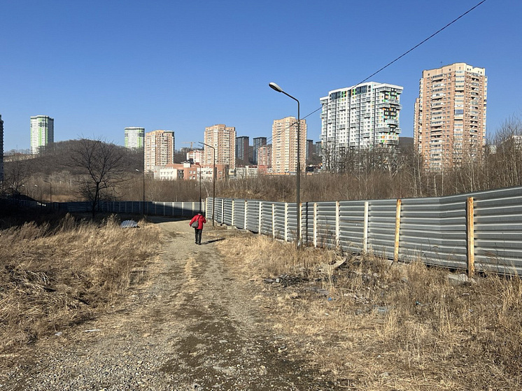 Ограждение ФОКа в Снеговой Пади во Владивостоке восстановили