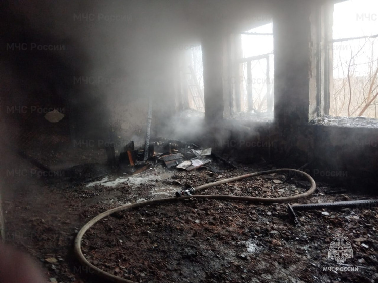 В Кондрове 14 пожарных тушили нежилое здание