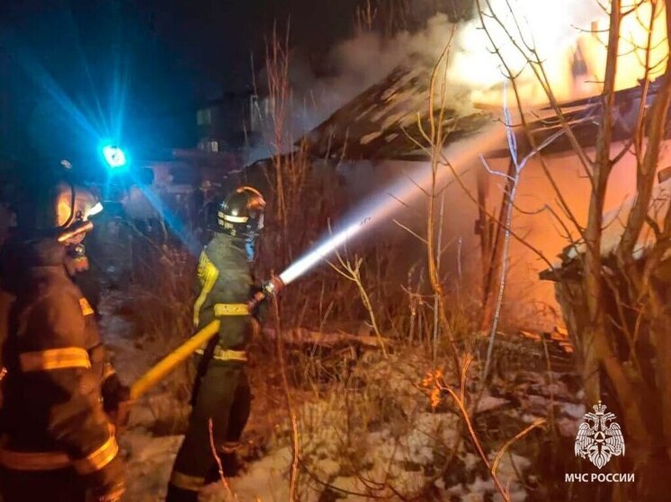 В Узловском районе 13 человек тушили загоревшееся здание
