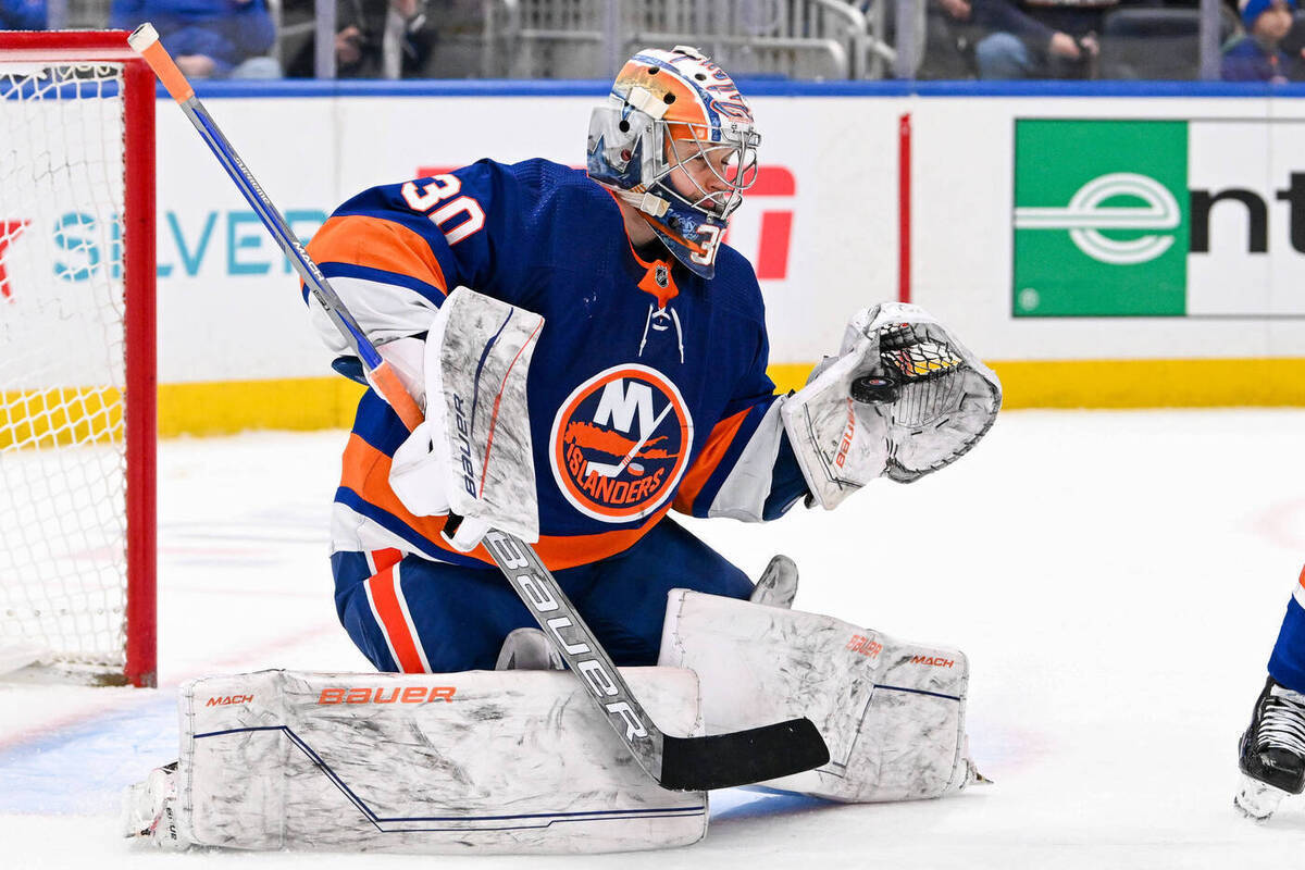 Вратарь «Айлендерс» Сорокин забил гол в матче НХЛ с «Нэшвиллом»