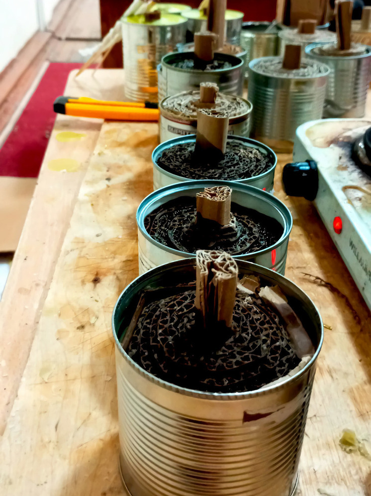 Студенты благовещенского колледжа изготавливают окопные свечи в свободное от учебы время