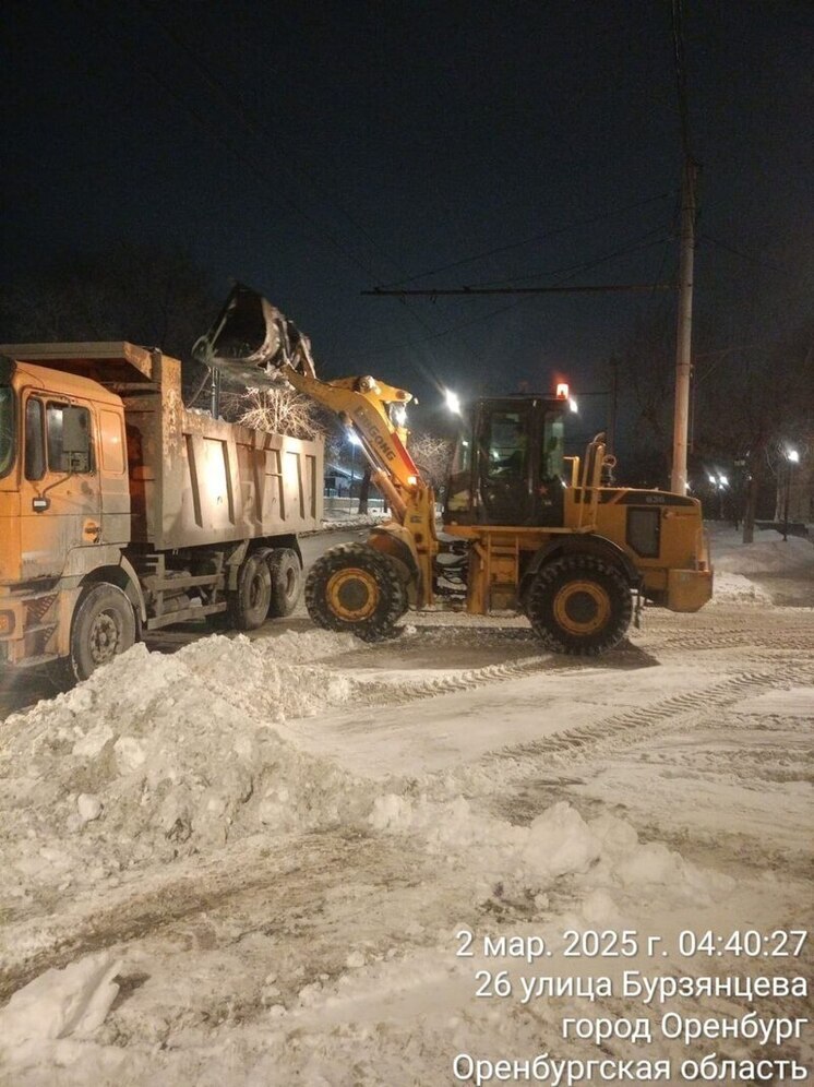 В Оренбурге вывозят снег с улиц