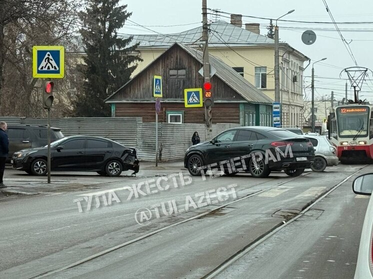 Движение трамваев остановилось на улице Оборонной из-за аварии