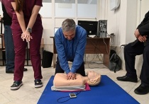 Депутаты и сотрудники аппарата АКЗС прошли обучение по федеральной программе «Готов к санитарной обороне». Это расширенное обучение первой помощи, навыкам само- и взаимопомощи при травмах, ранениях и несчастных случаях, сообщает пресс-служба регионального парламента.