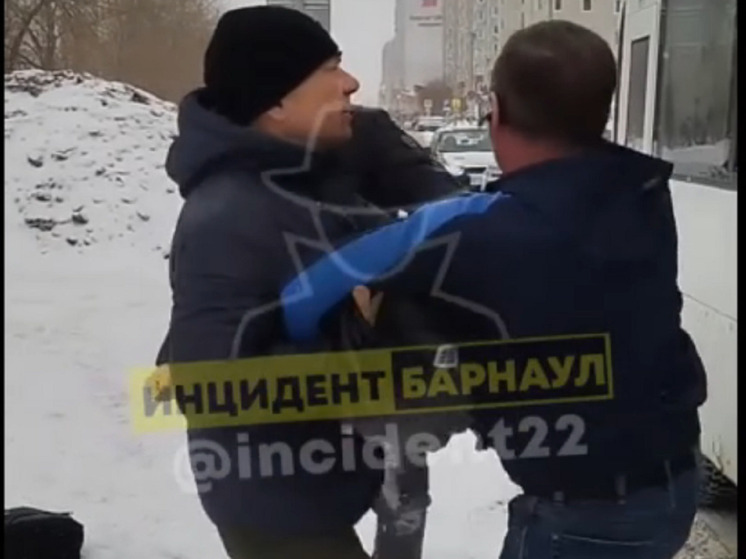 В Барнауле водитель маршрутки подрался с пассажиром из-за отсутствия наличных