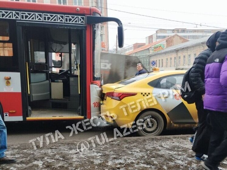 В центре Тулы водитель автобуса врезался в «Яндекс.Такси»