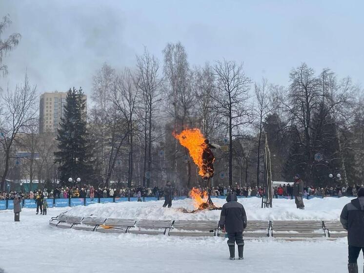 В Новосибирске сожгли огромное чучело в честь окончания Масленицы