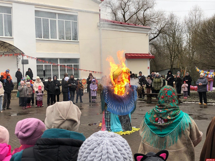 Чучело Масленицы сожгли в Новоржеве