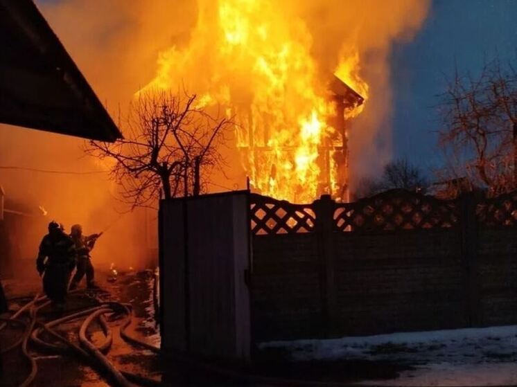 В Любани сгорел гараж, а в Приозерске — заброшенная школа