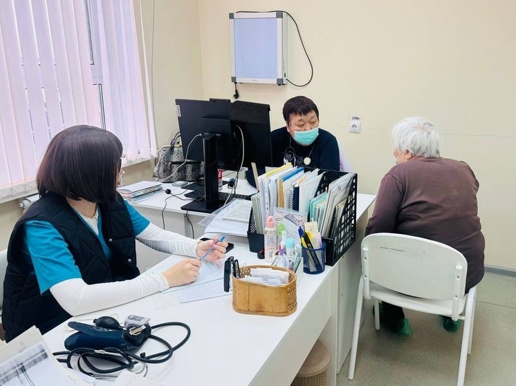 Врачи провели прием жителей в поселке Калмыкии