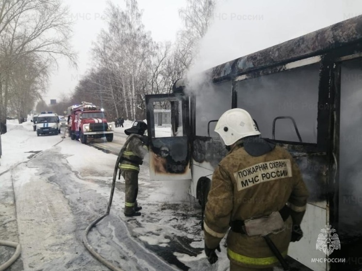 Три пассажирских автобуса вспыхнули в гаражном боксе в Екатеринбурге
