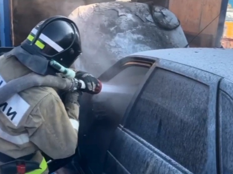 Легковушка загорелась в Кургане из-за неисправности электрооборудования