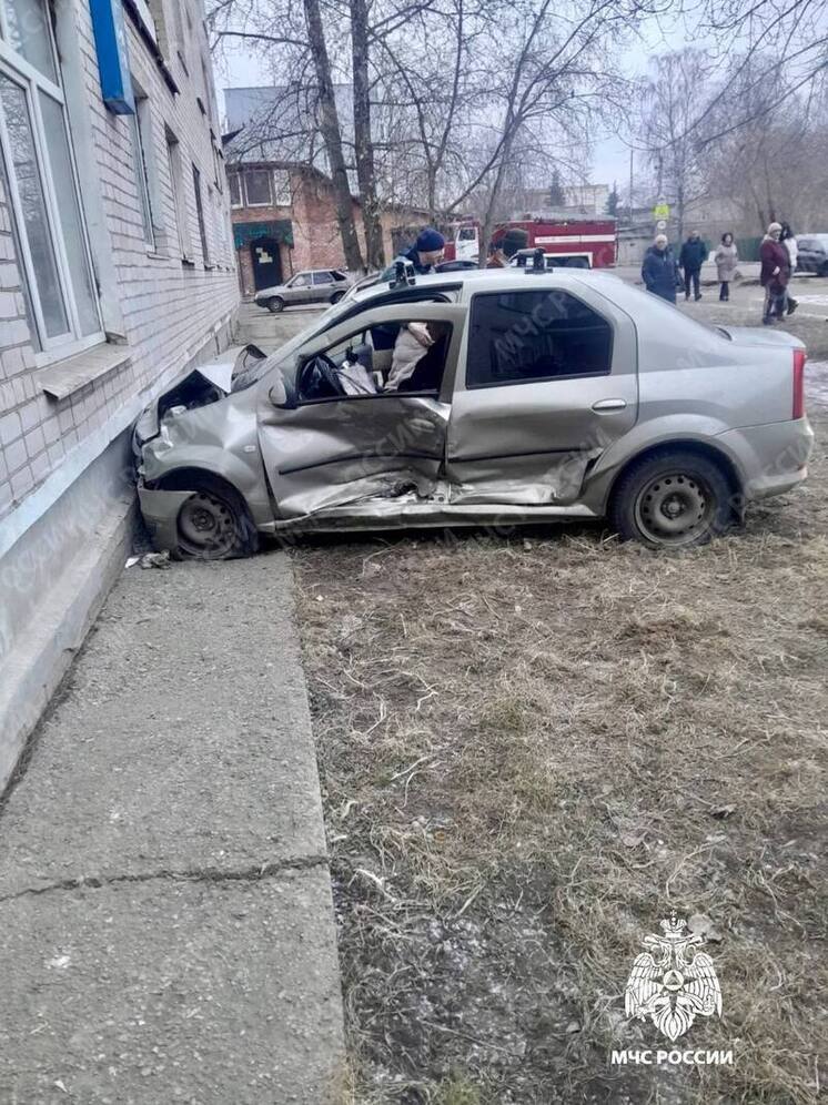 Появились подробности аварии в Тверской области, где машина врезалась в дом