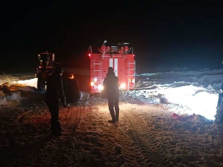 Пожарные в НАО выдернули застрявшую вахтовку с 20 пассажирами
